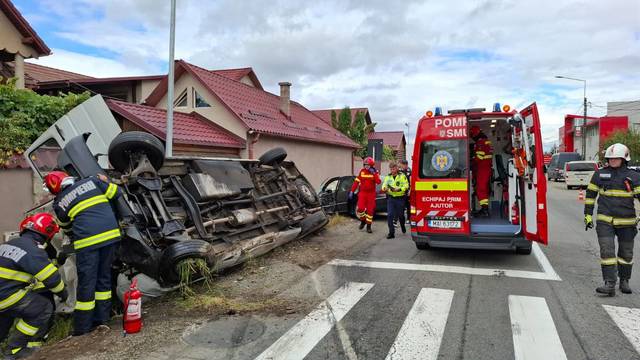 Accident pe șoseaua de centură din Bistrița: un microbuz s-a răsturnat, șase persoane au fost rănite