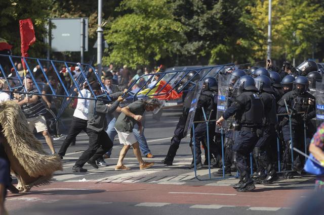 Noul set de mandate de arestare pentru violențele din Piața Victoriei: trei persoane sunt arestate preventiv