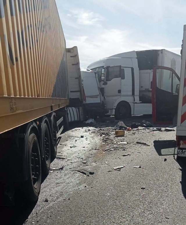 Accident tragic pe DN 6 în Caraș-Severin: Două femei au murit după impactul dintre un microbuz și două TIR-uri