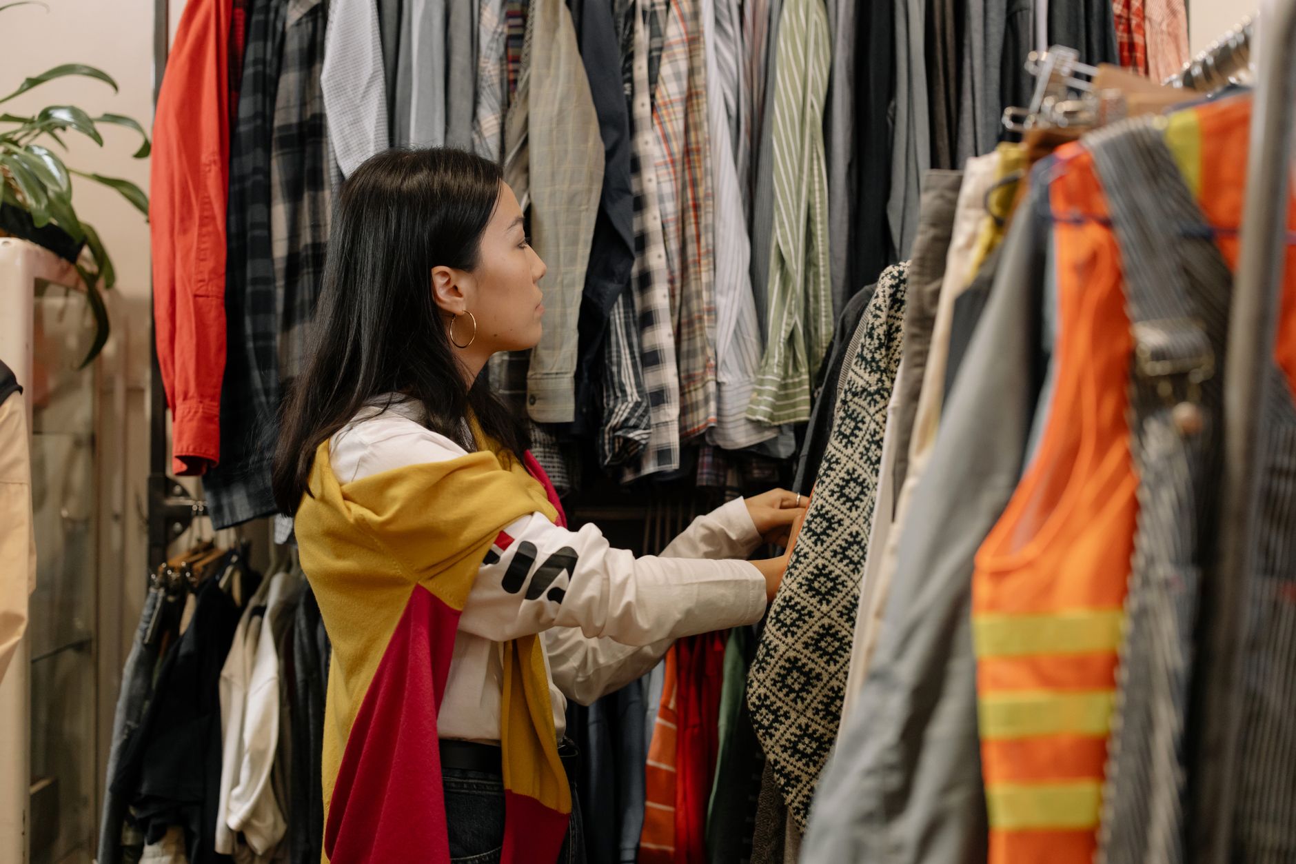 Românii cumpără tot mai mult second-hand: haine, electronice și mobilier sunt preferințele principale