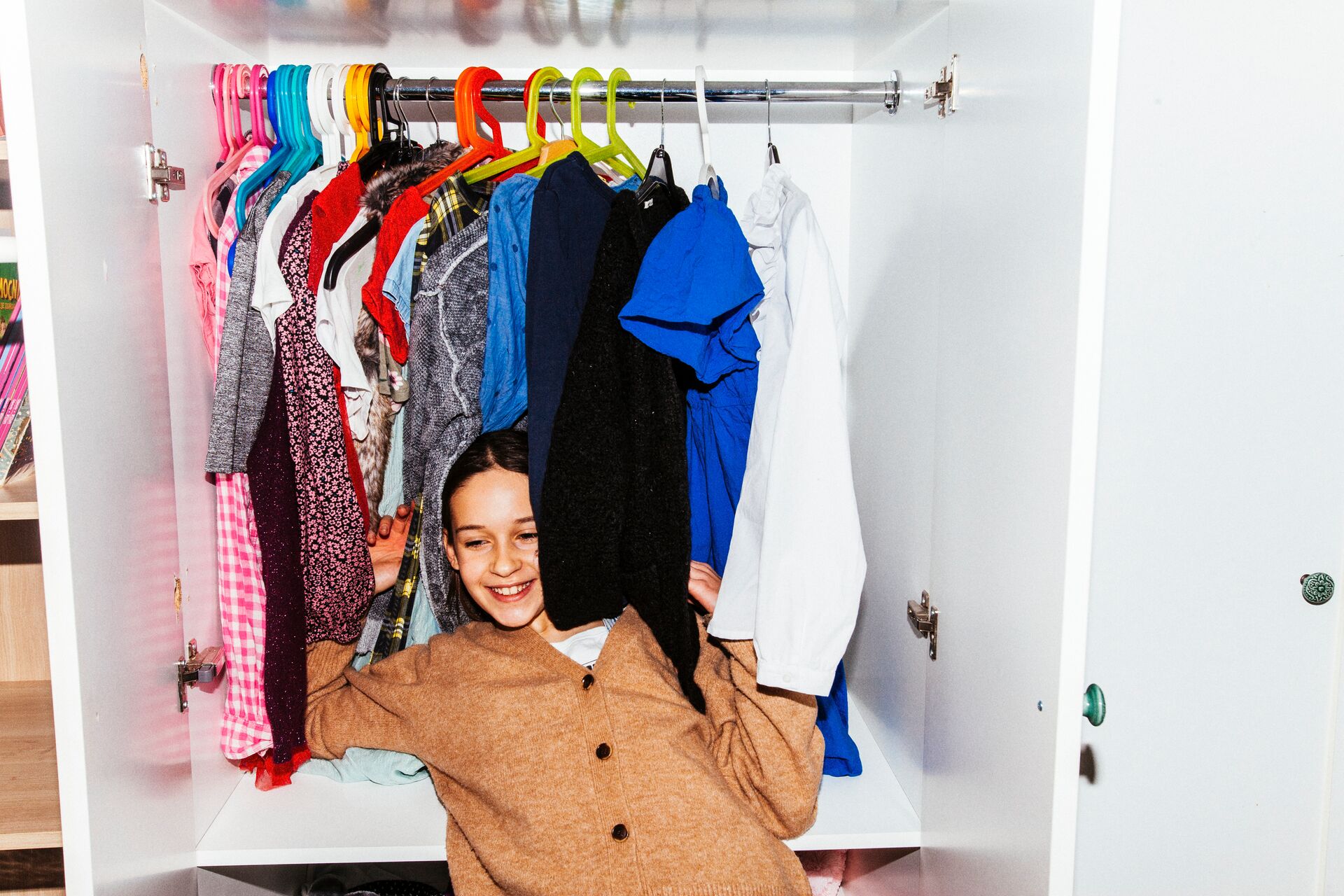 Românii preferă produsele second-hand: 74% dintre cetățeni au cumpărat haine la mâna a doua recent