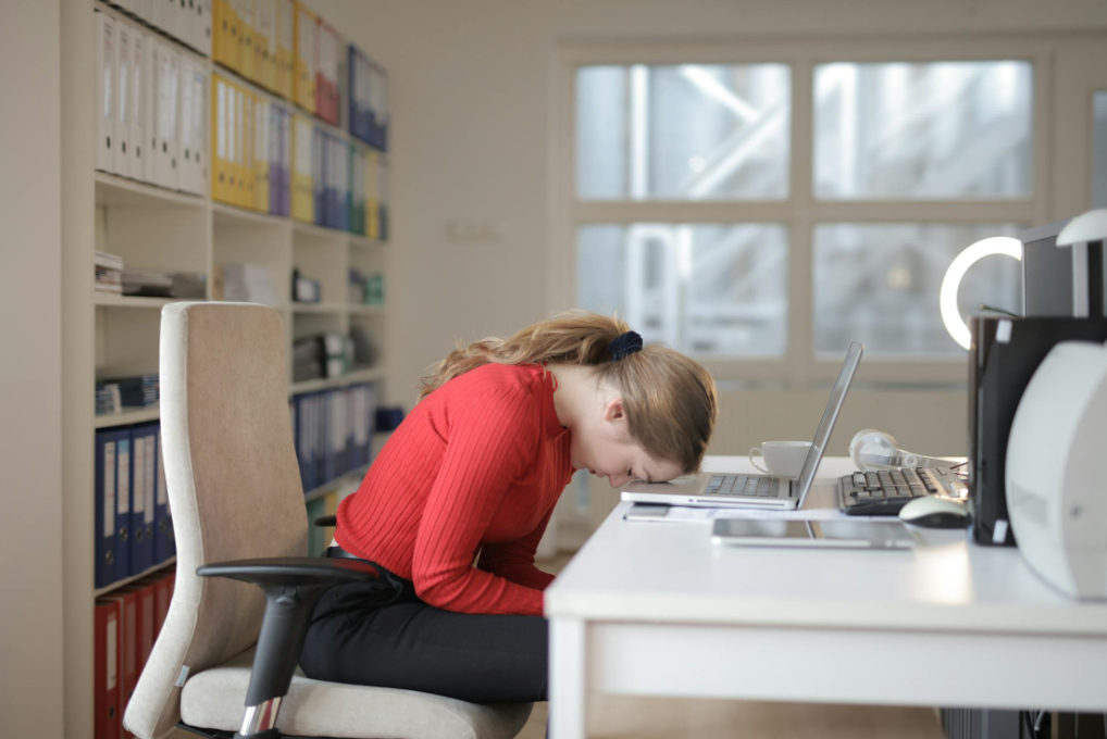 Fenomen alarmant în România: aproape jumătate dintre angajați suferă de burnout