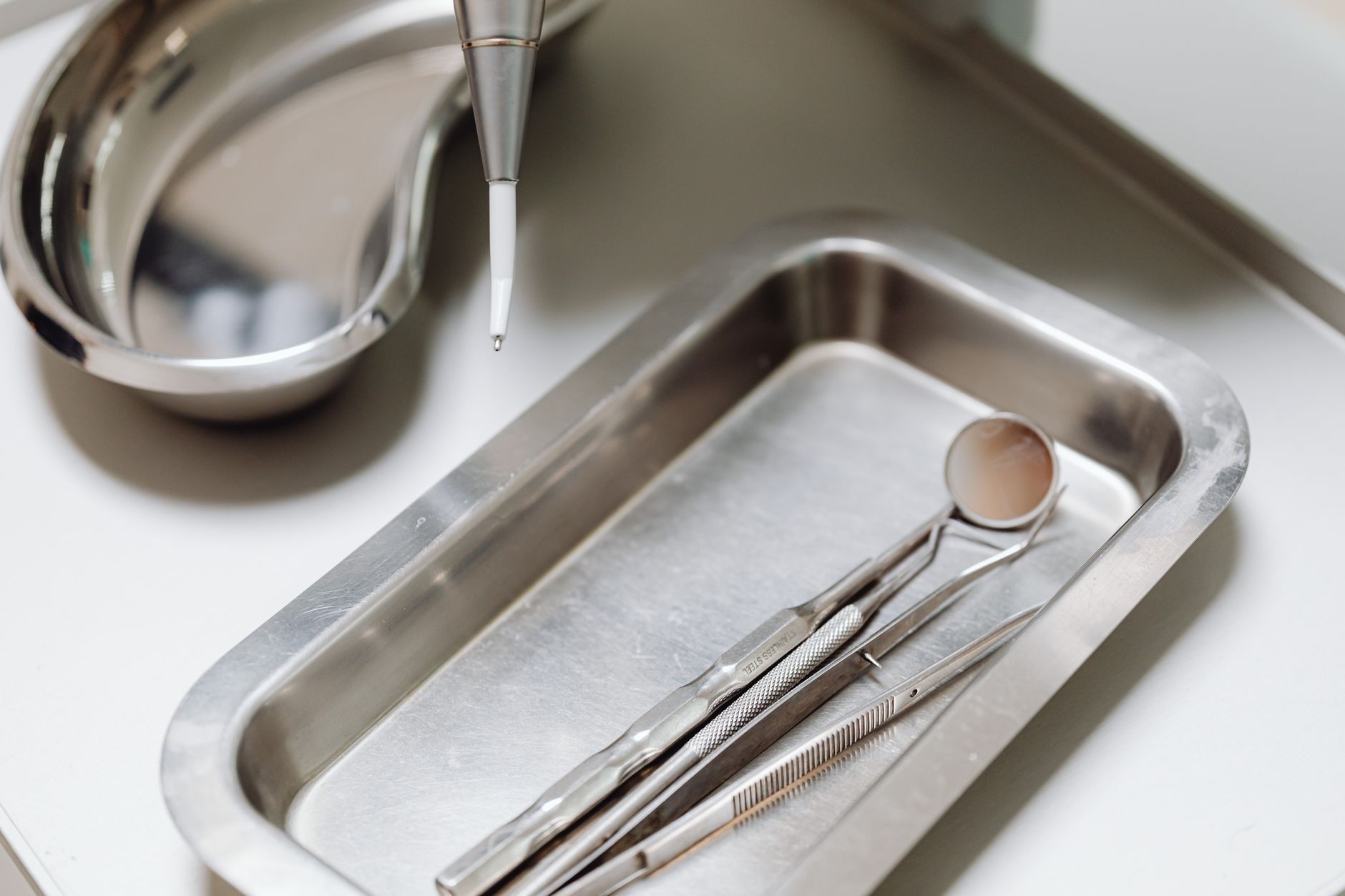 Riscurile infecțiilor transmise prin instrumentele de manichiură nesterilizate