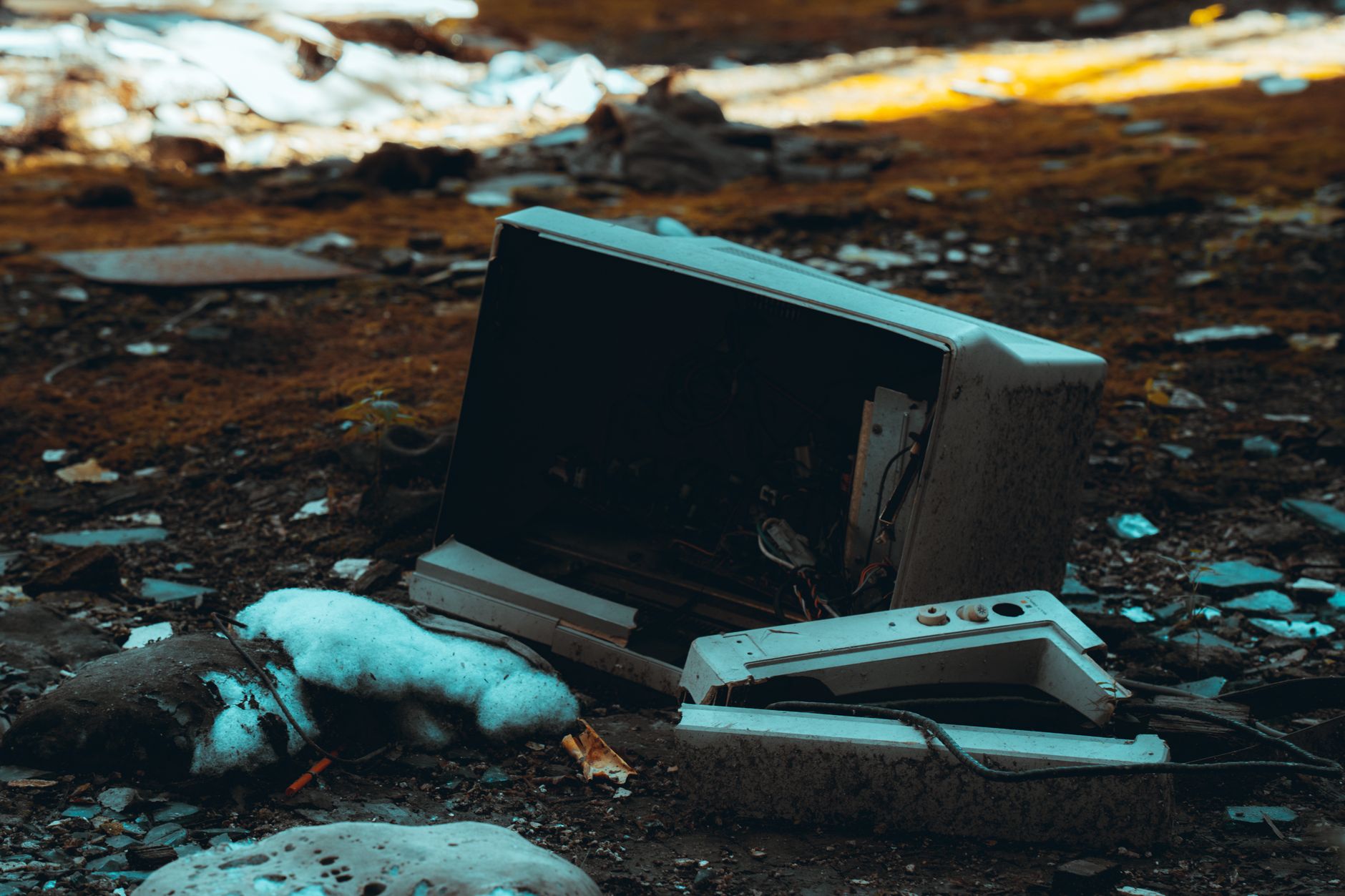 Atenție la amenzi mari pentru abandonarea electrocasnicelor vechi lângă ghenelele de bloc