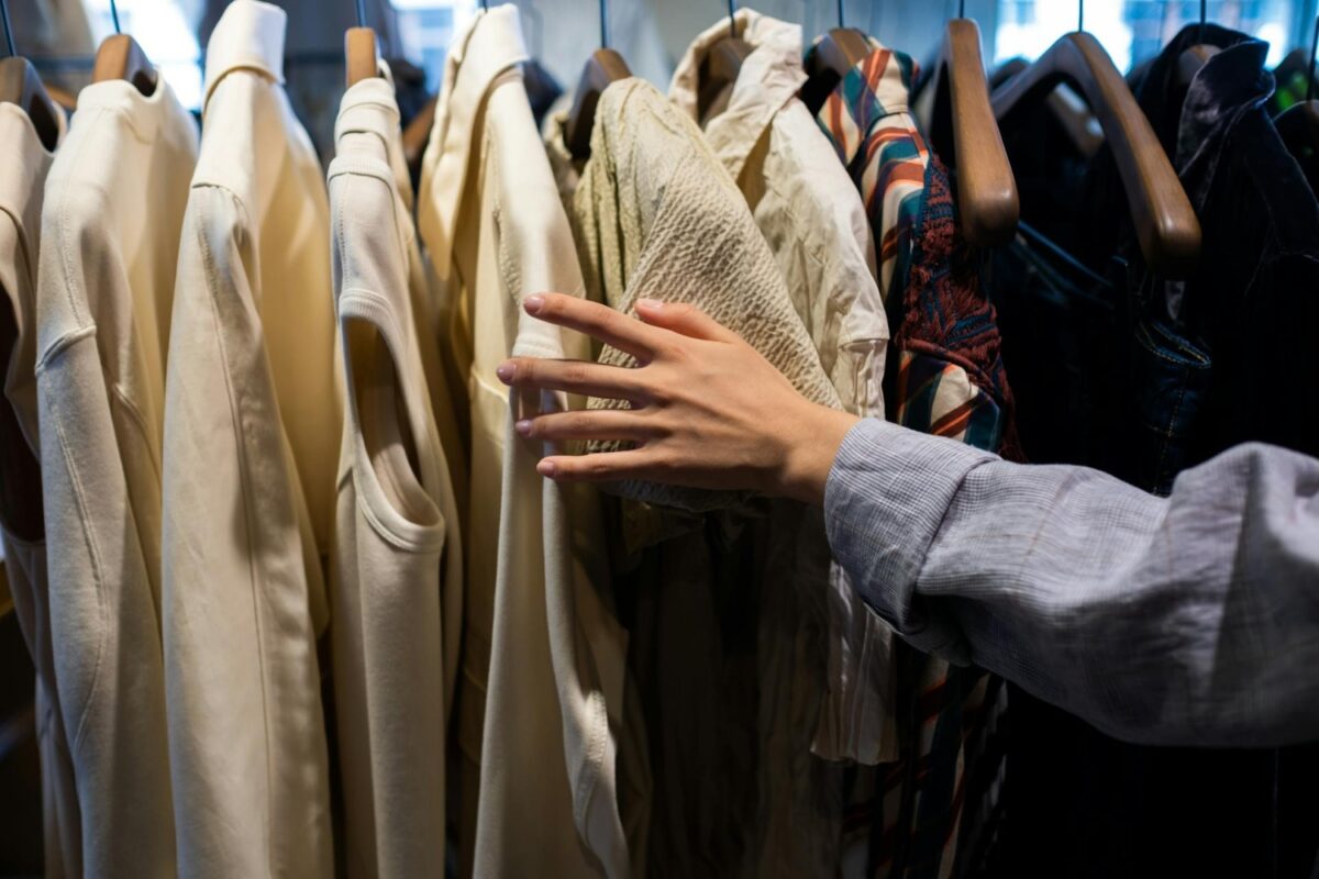 Studiu: 74% dintre români au cumpărat haine second-hand în ultimii trei ani