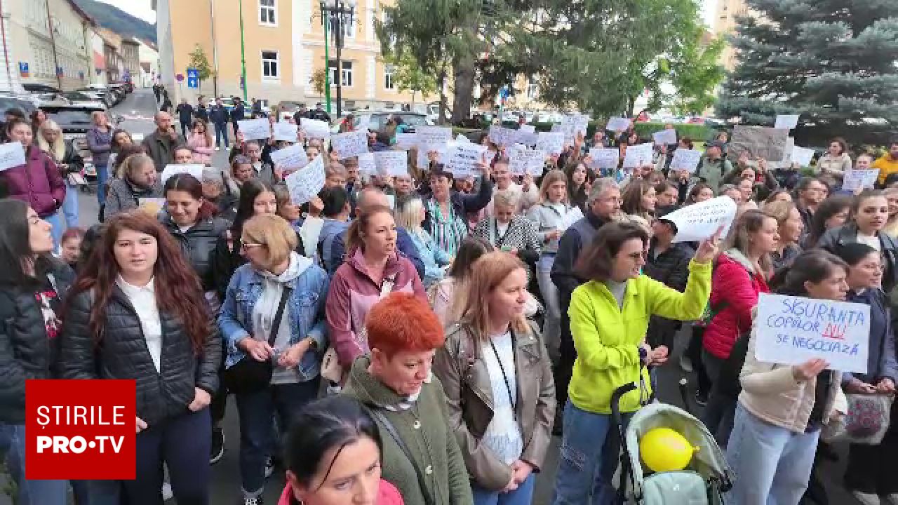 Protest de părinți și educatori la Brașov din cauza reducerii numărului de îngrijitoare în creșe