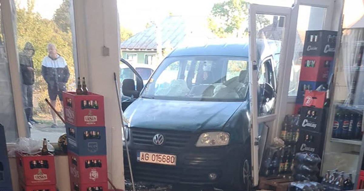Un șofer de 50 de ani, aflat sub control judiciar, a provocat un accident după ce s-a lovit de un magazin
