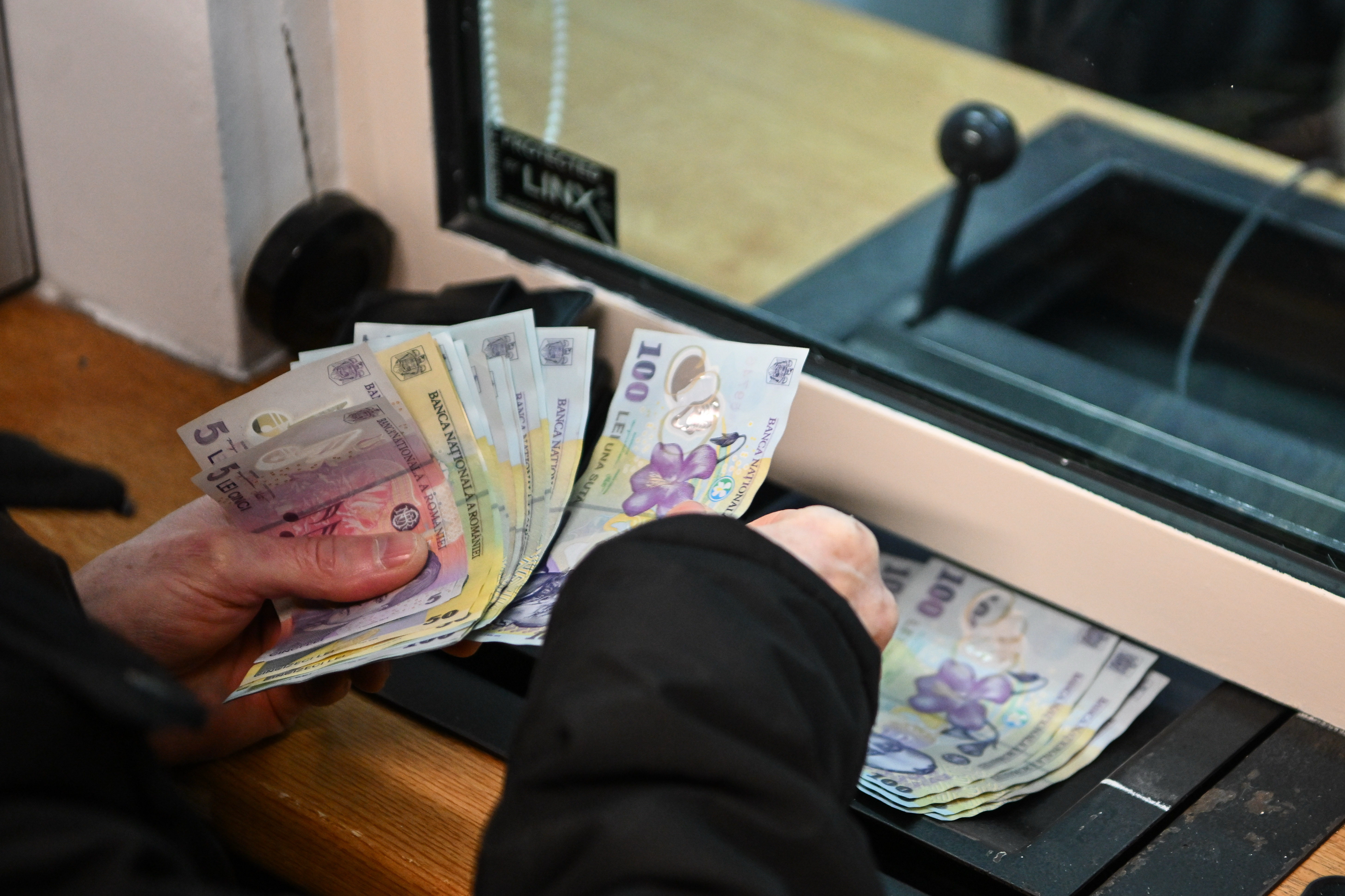 Salariile au crescut în 2025, dar puterea de cumpărare a scăzut cu 1% conform datelor INS