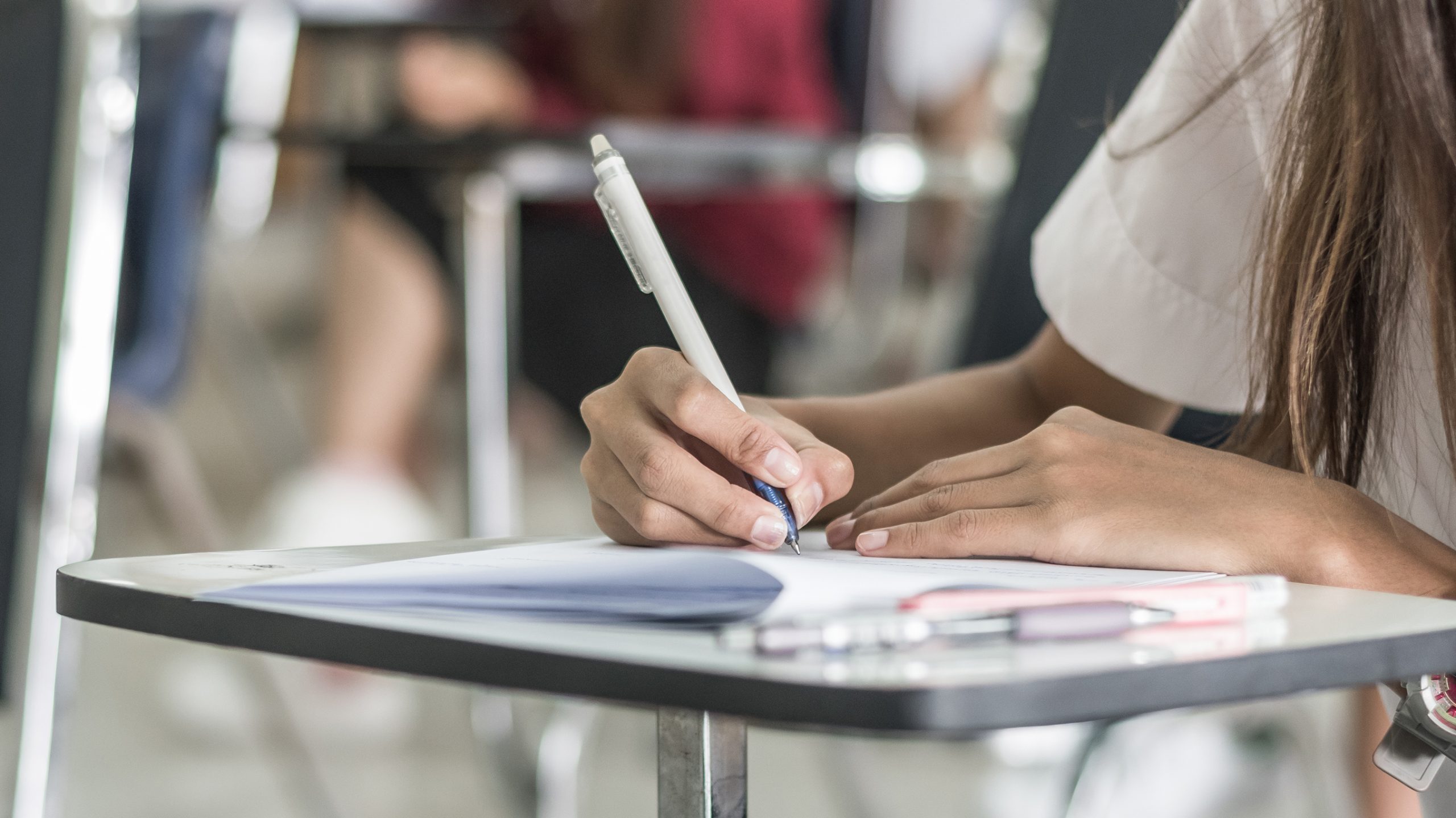Liceele nu vor mai putea organiza examene de admitere proprii, a promulgat Nicușor Dan