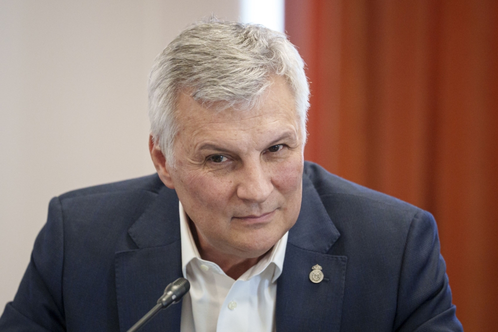 Conflict politic între PSD și UDMR privind introducerea uniformelor obligatorii în școli