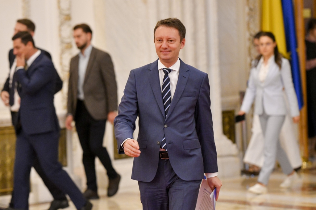 Votul de încredere pentru Guvernul Mureșan va avea loc miercuri în Parlament