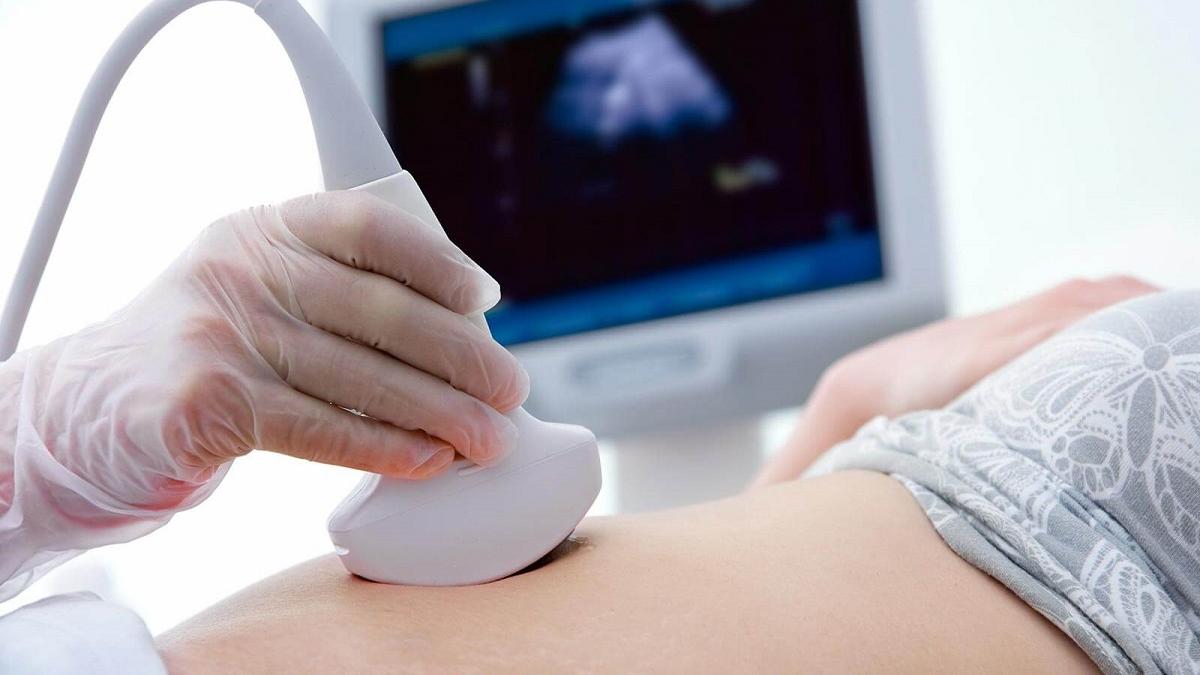 Bursă de 700 de lei pentru elevele mame: noile reguli pentru menținerea sprijinului după vârsta de 18 ani