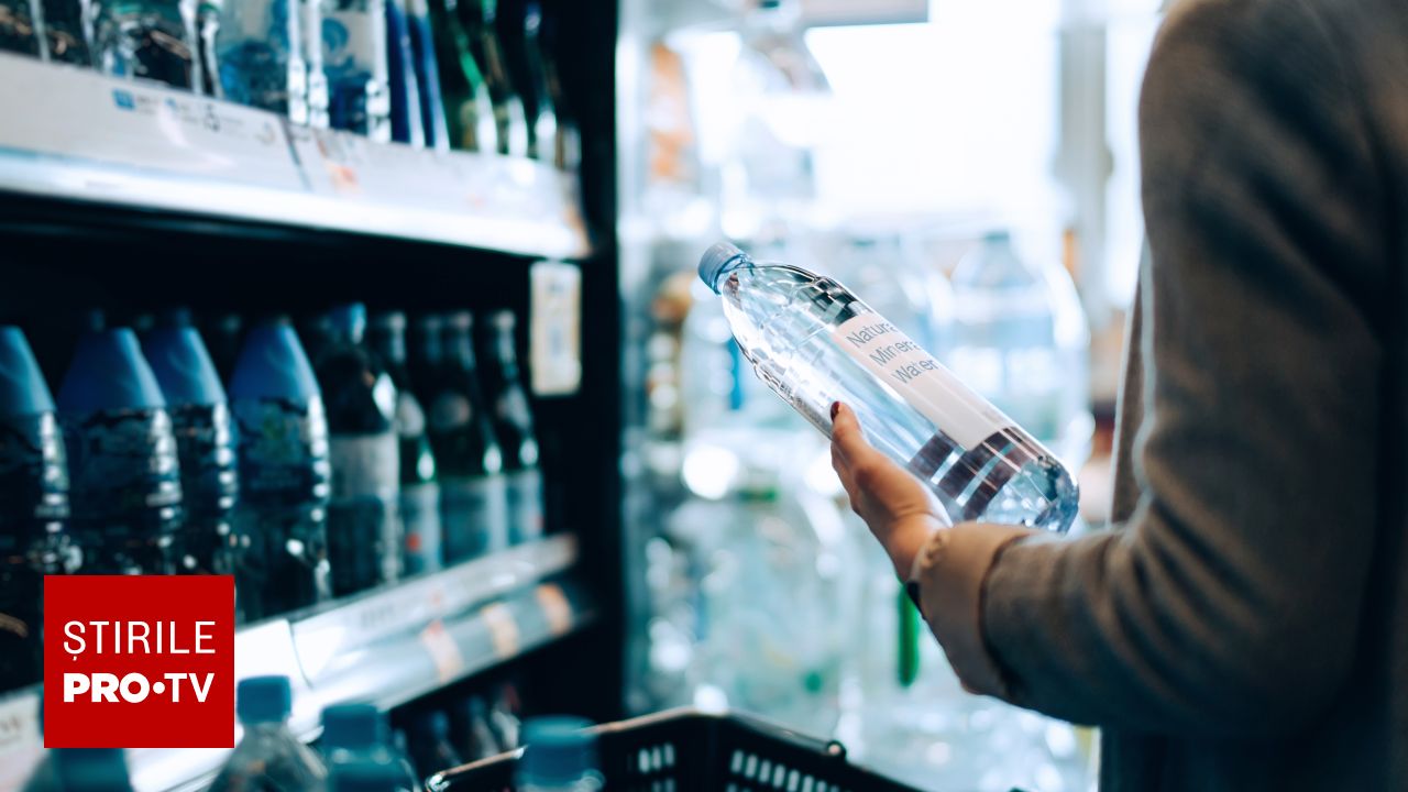 Apa îmbuteliată conține mii de particule de microplastic, avertizează experții