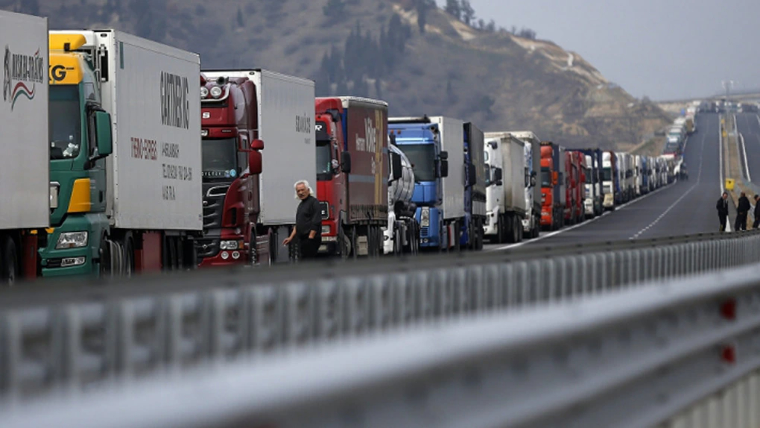 Camioanele vor plăti taxă pe kilometru de la 1 octombrie 2026. Transportatorii sunt îngrijorați