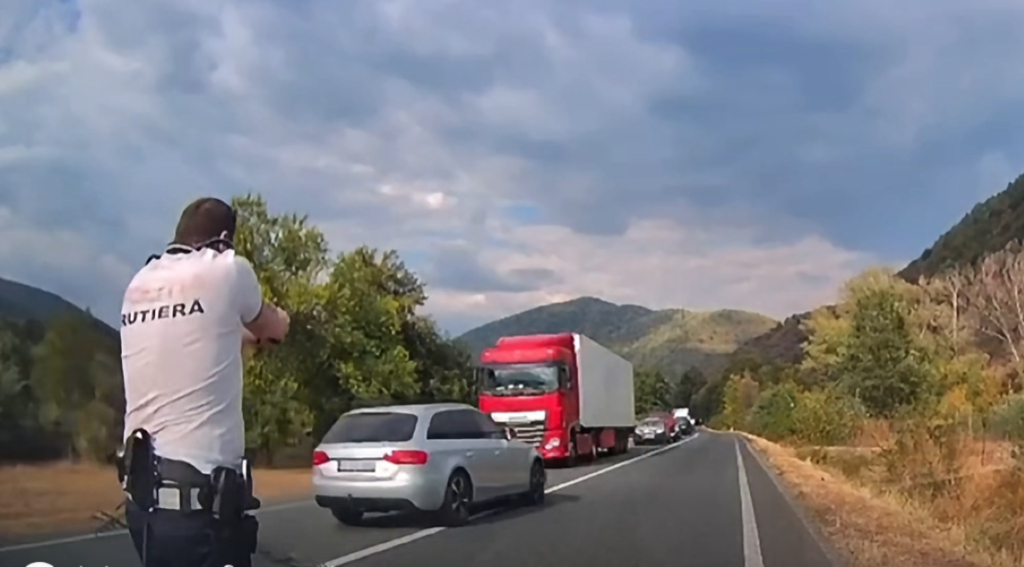 Urmărire violentă pe DN6: Polițiștii din Băile Herculane au tras cu arma și au folosit dispozitiv Spike