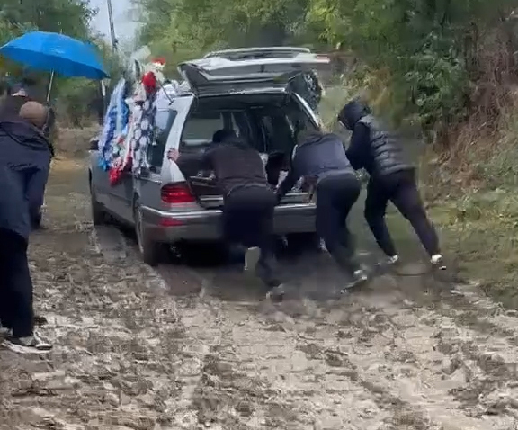 Imagini dureroase în Vaslui: mașina mortuară împinsă prin noroi spre cimitirul din satul Cârja