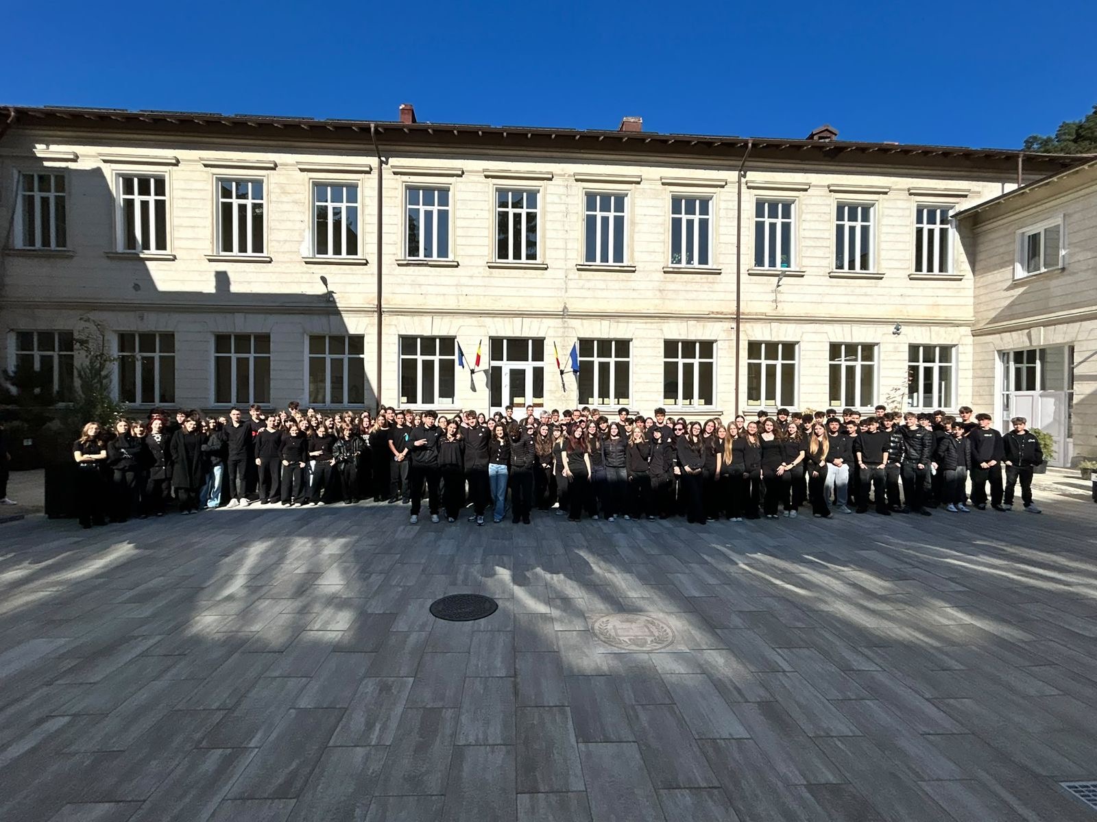 Protest în școli: Mii de elevi au purtat haine negre împotriva uniformelor obligatorii