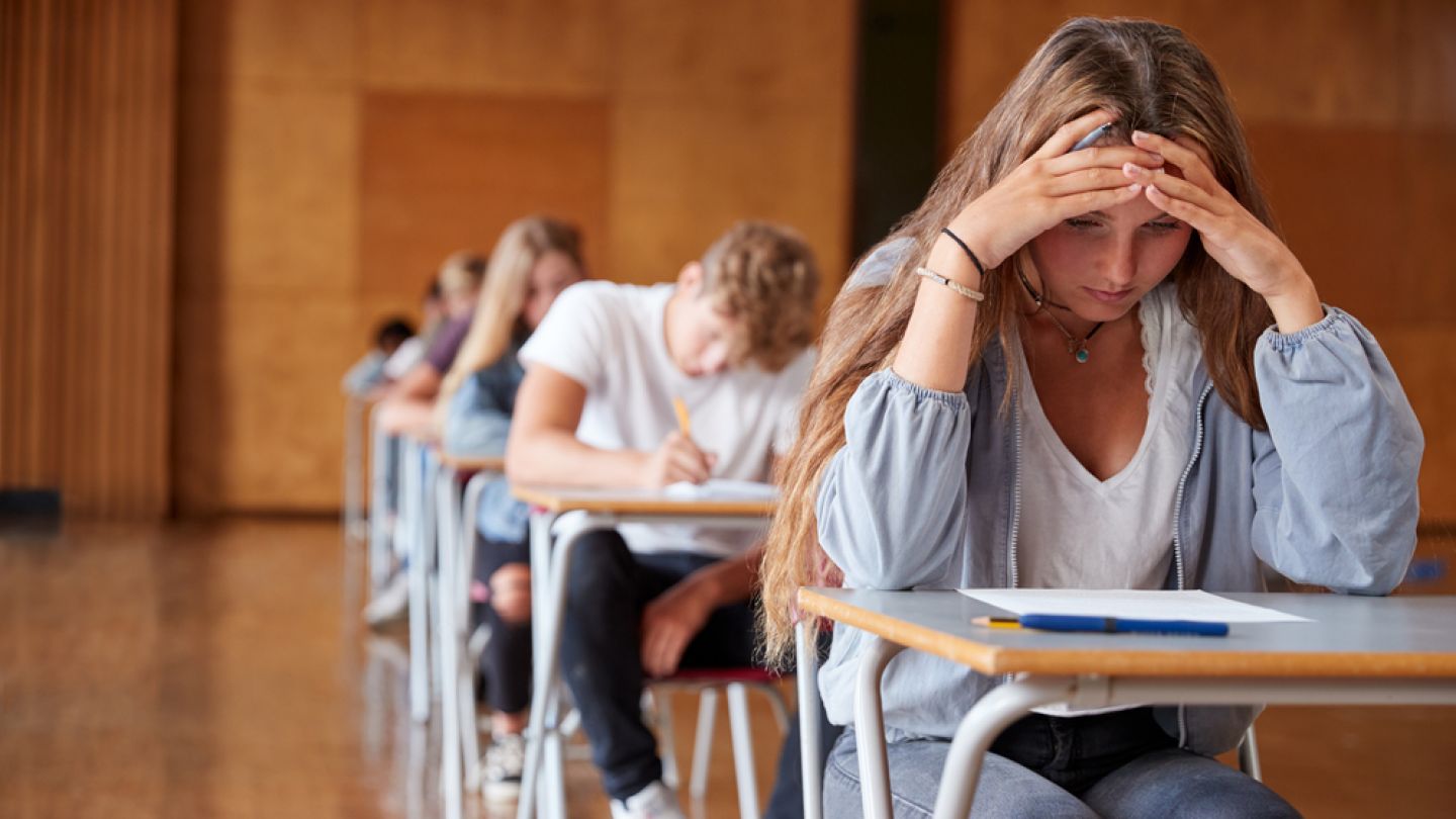 Uniformele școlare obligatorii provoacă proteste în România. Salvați Copiii critică prioritățile sistemului de educație