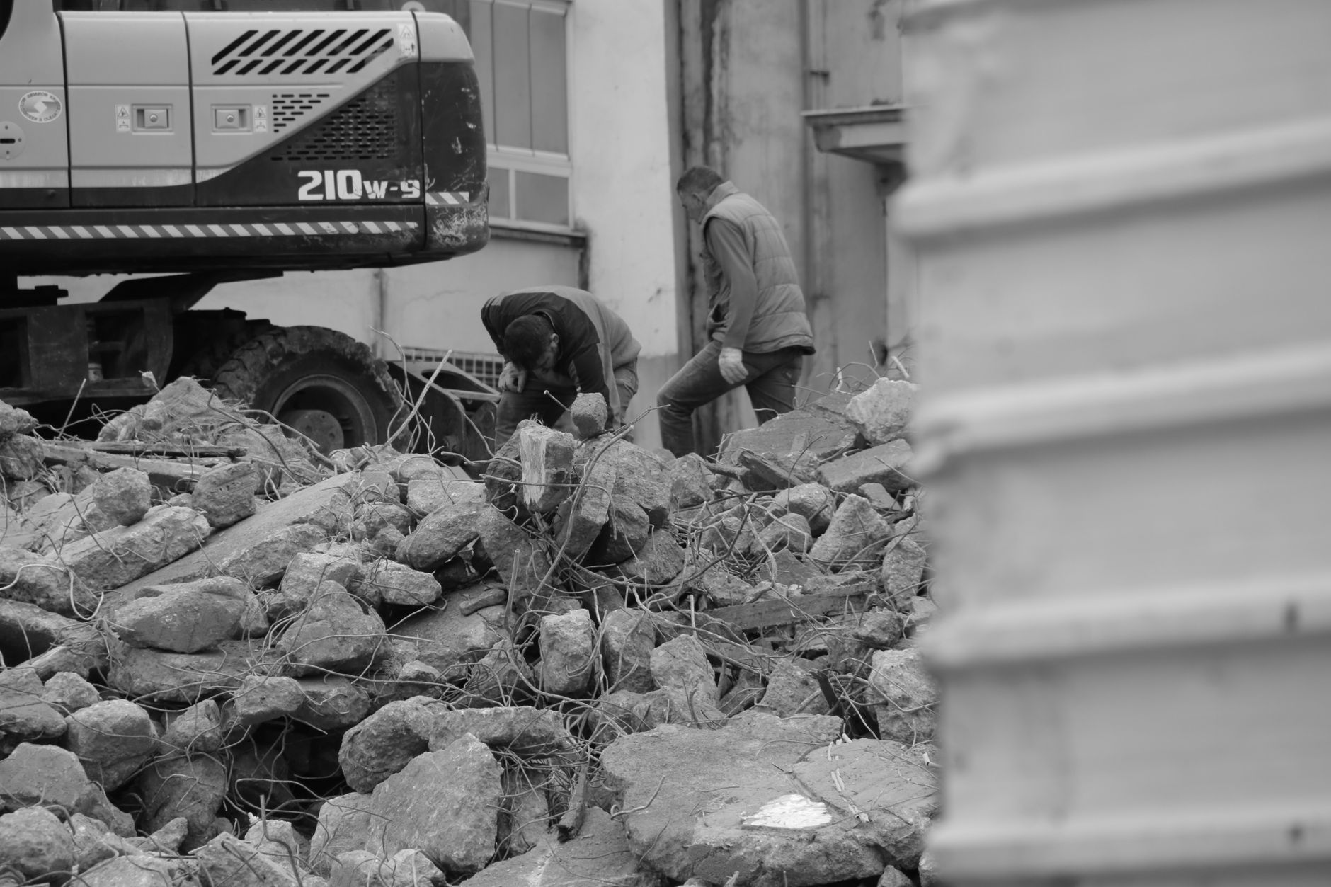 Demolarea etajelor superioare de la blocul din Rahova va începe pe 5 octombrie