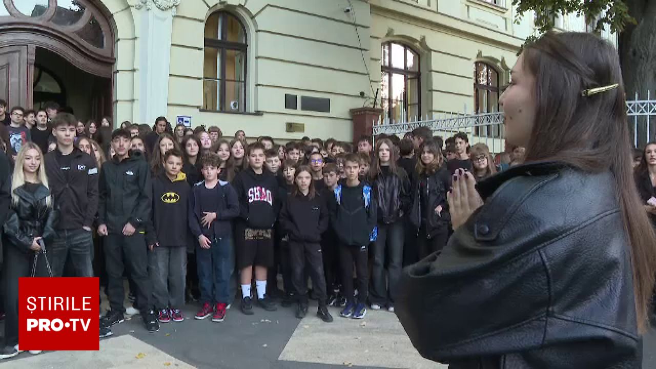 Mii de liceeni protestează împotriva uniformelor obligatorii purtând haine negre