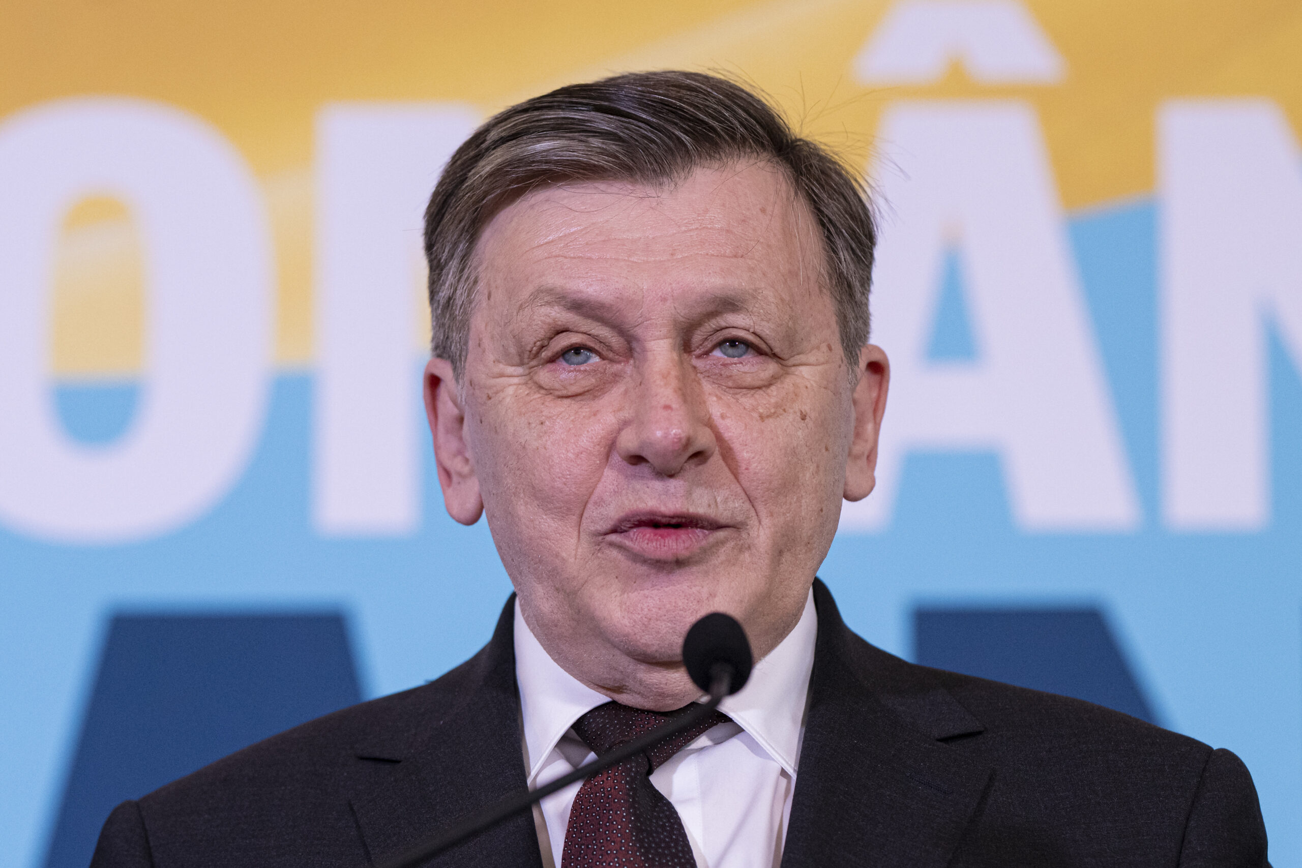 Crin Antonescu a criticat dur PNL și apropierea acestui partid de USR