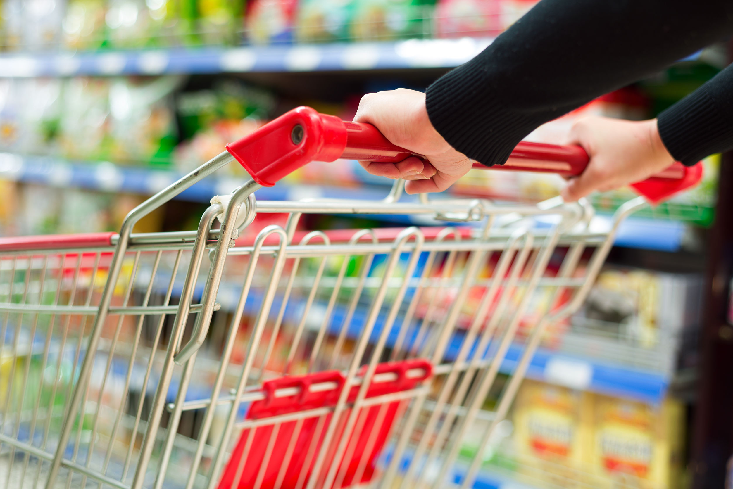 Românii au schimbat prioritățile de consum: cheltuielile pe bunuri materiale au scăzut în raport cu serviciile