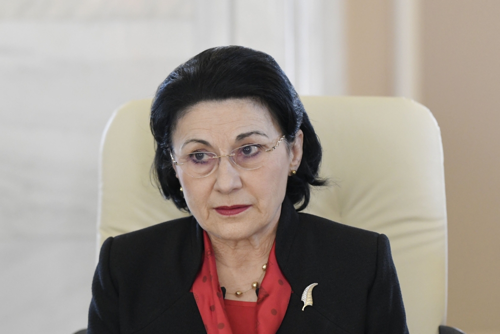 Uniformele școlare obligatorii: Proiectul a fost adoptat de Senat, în ciuda opoziției elevilor