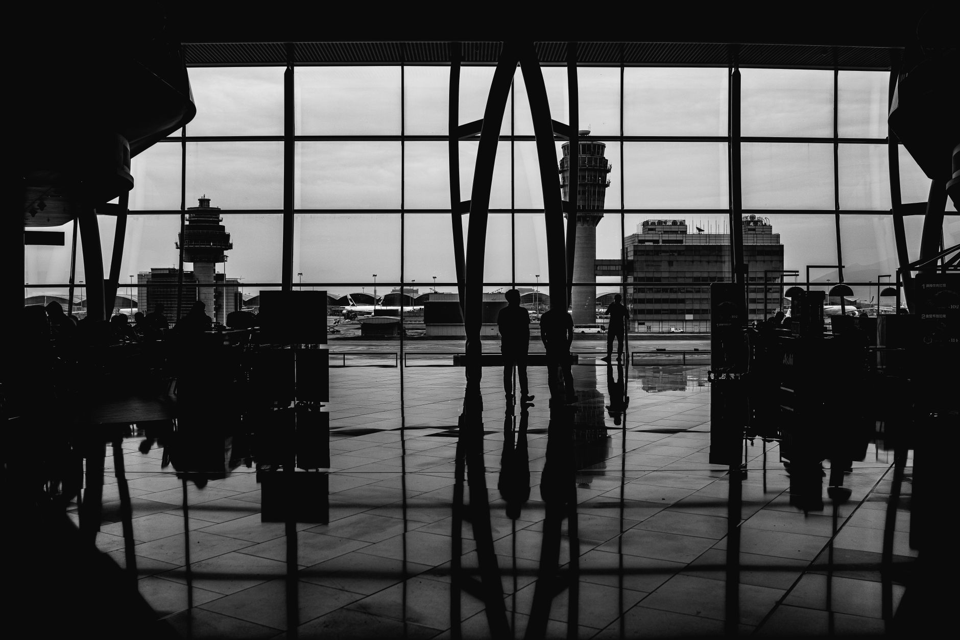 Prețul unui covrig cu mac pe Aeroportul Otopeni a stârnit reacții: costă 16 lei