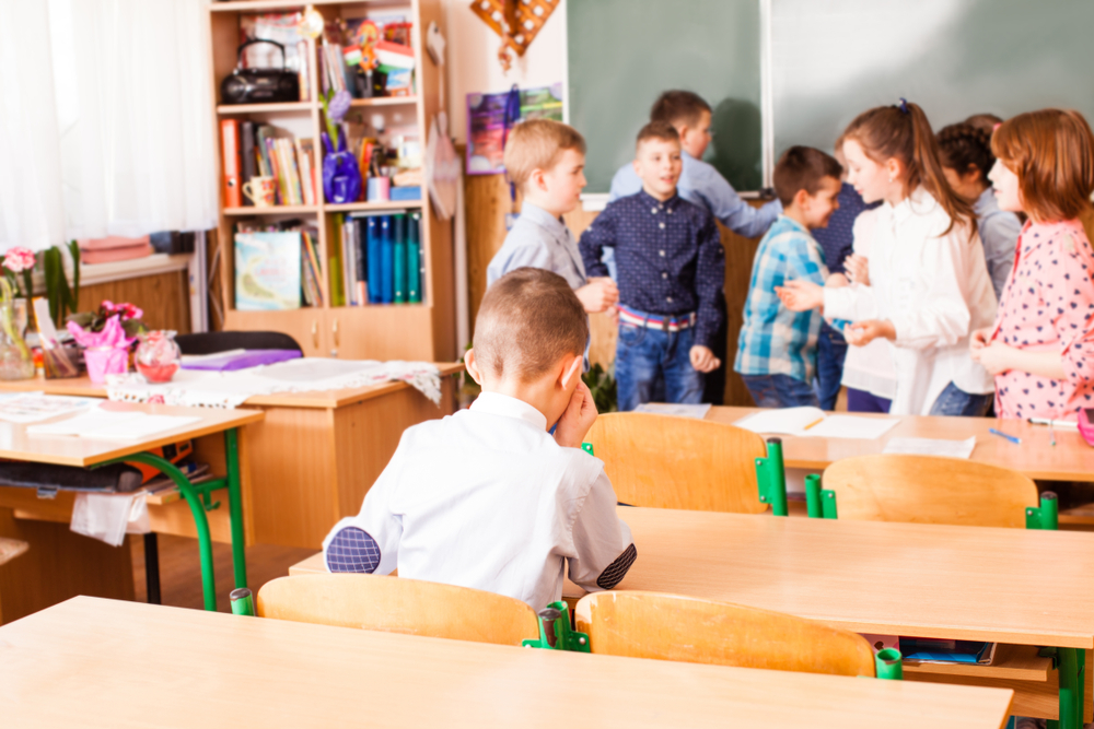 Când este îngrijorător faptul că un copil stă singur în pauza școlară? Recomandările unui psiholog