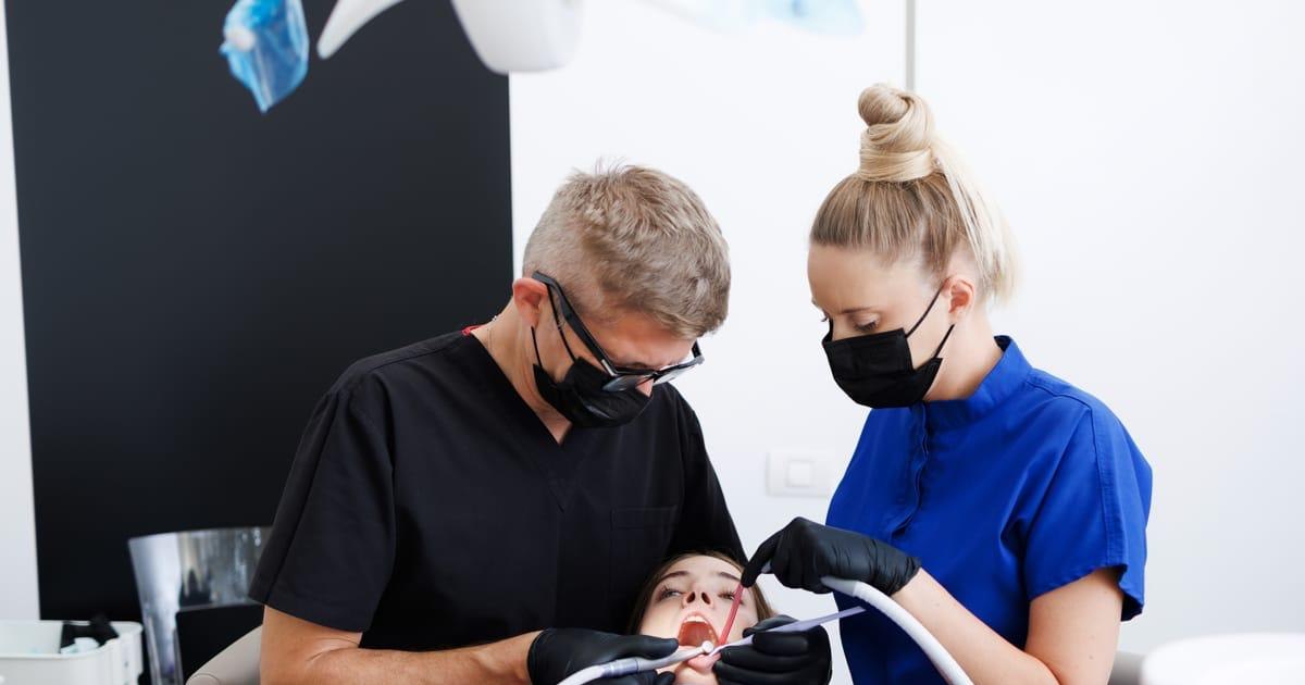 Sângerarea gingiilor poate fi tratată fără operație, prin tehnologii precum laserul