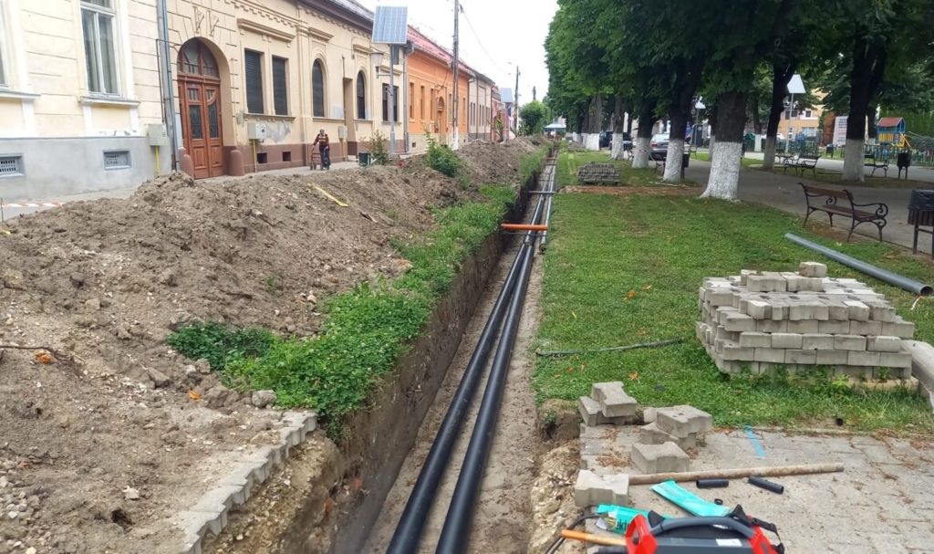 Trecen în funcțiune sistemul de încălzire geotermală din Pecica pentru 13 clădiri publice