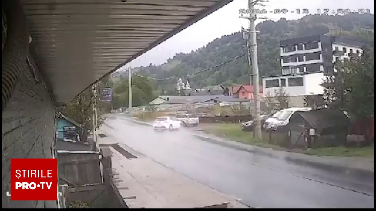 Accident violent în Maramureș: O mașină a lovit un vehicul parcat și a ajuns în albia unui râu