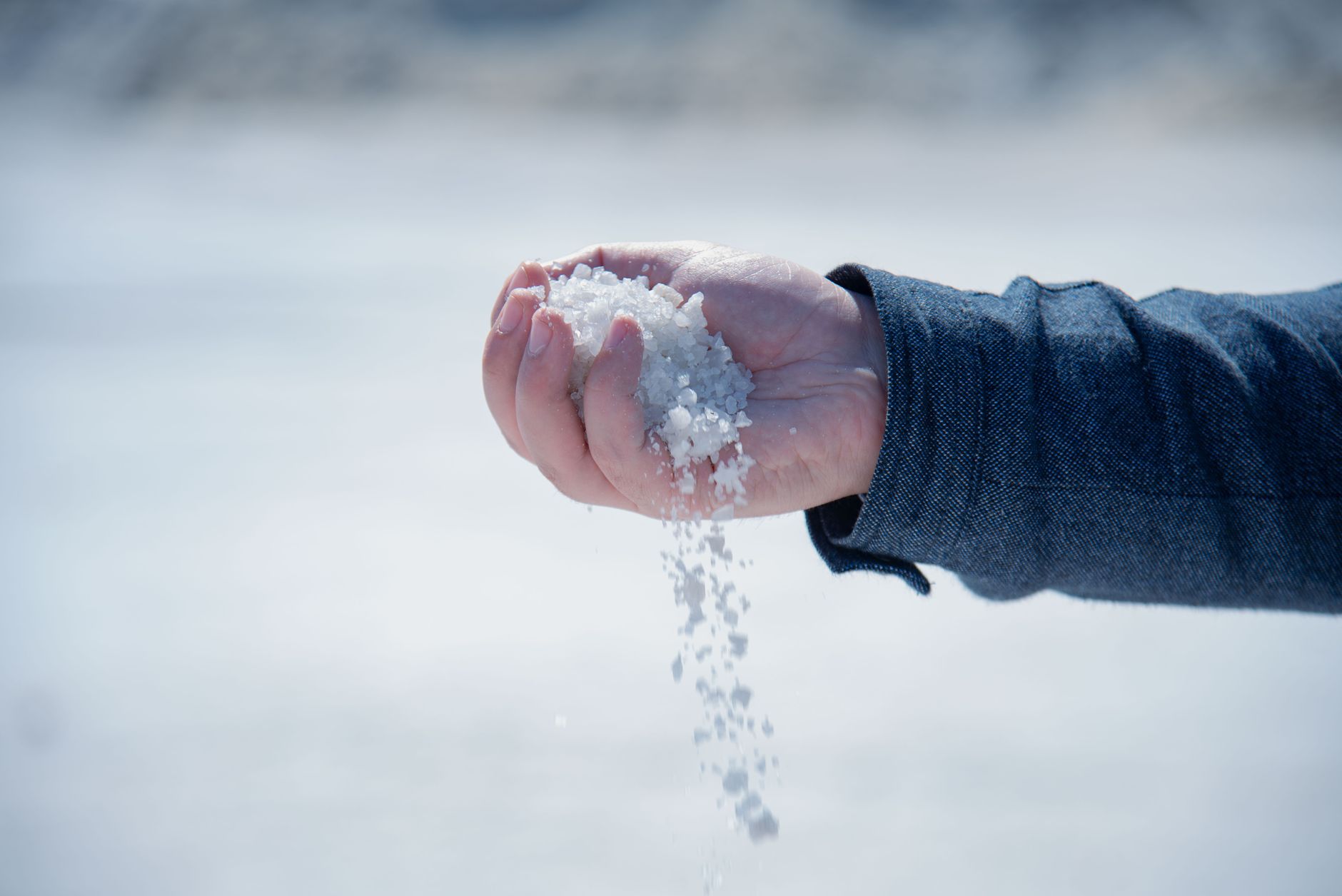 Pericolul sării ascunse în alimentație: Consumul zilnic depășește de două ori limita recomandată de experți