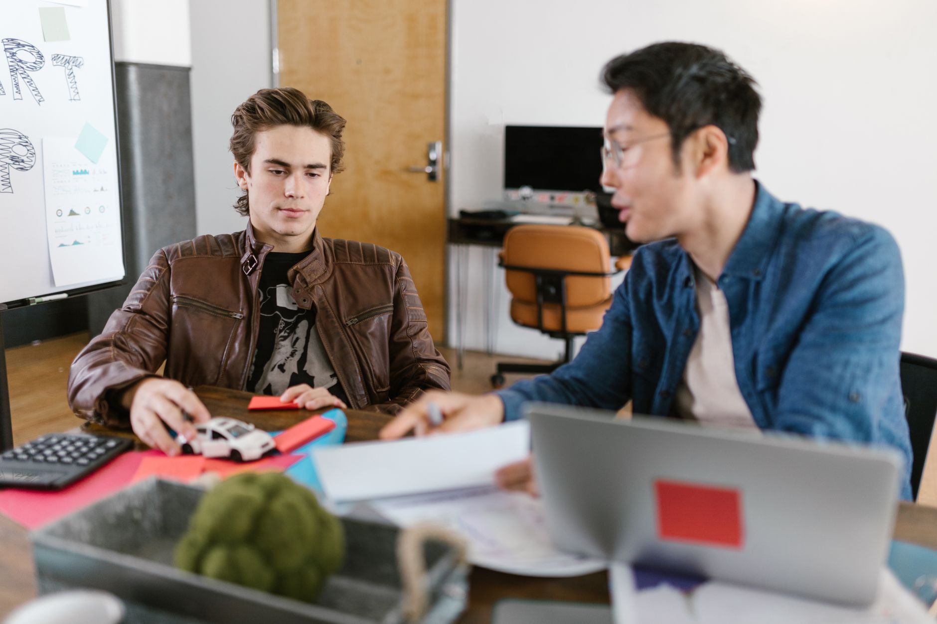 Tinerii sub 30 de ani pot accesa cursuri gratuite de antreprenoriat și finanțări de 250.000 de lei