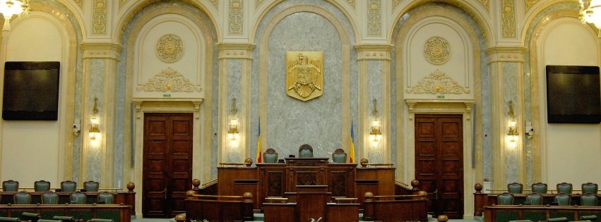 Senatul aprobă obligativitatea introducerii sumelor personalizate la retragerile de numerar de la ATM