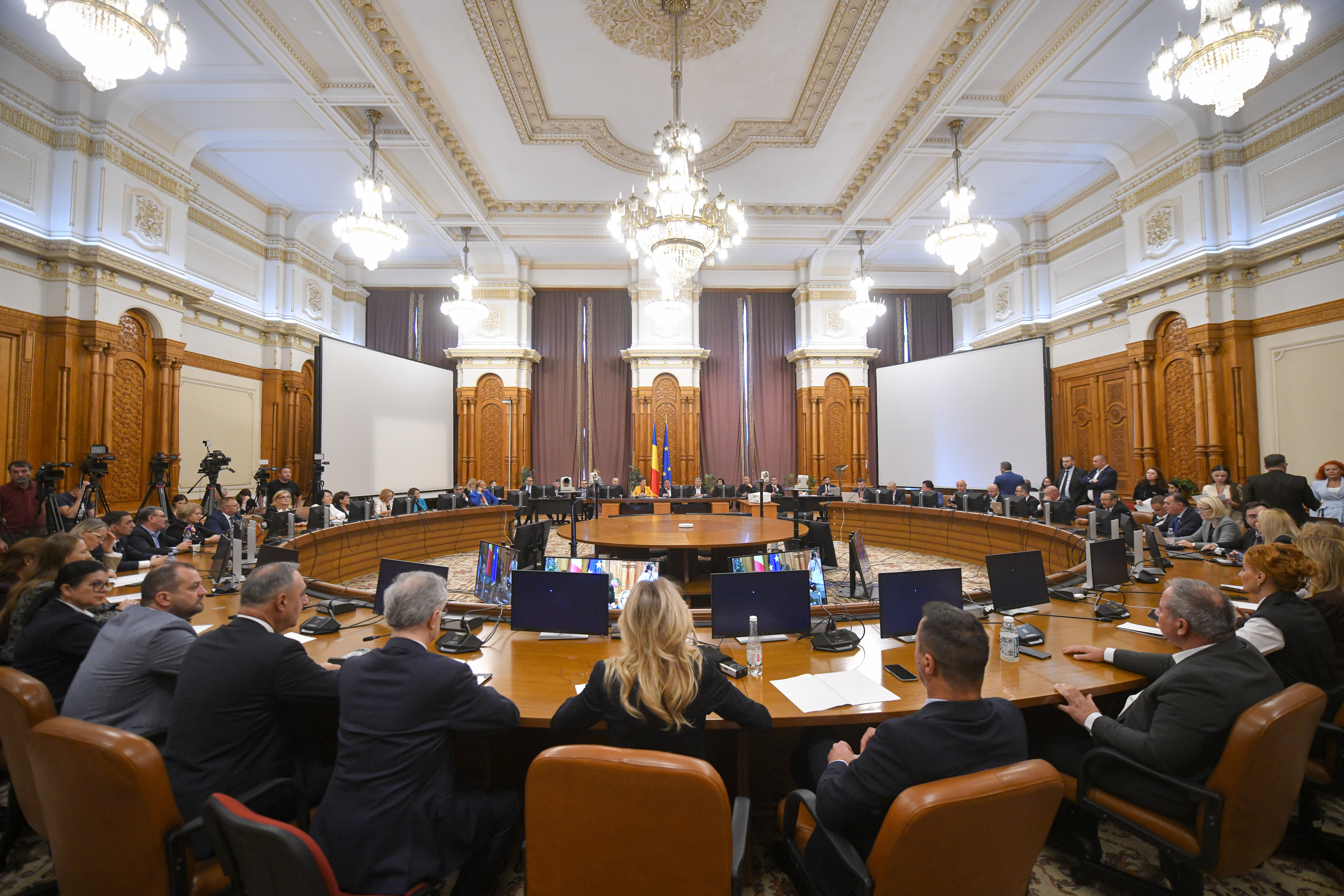 Zi decisivă la Parlament: Se votează Guvernul Mureșan pentru învestitură
