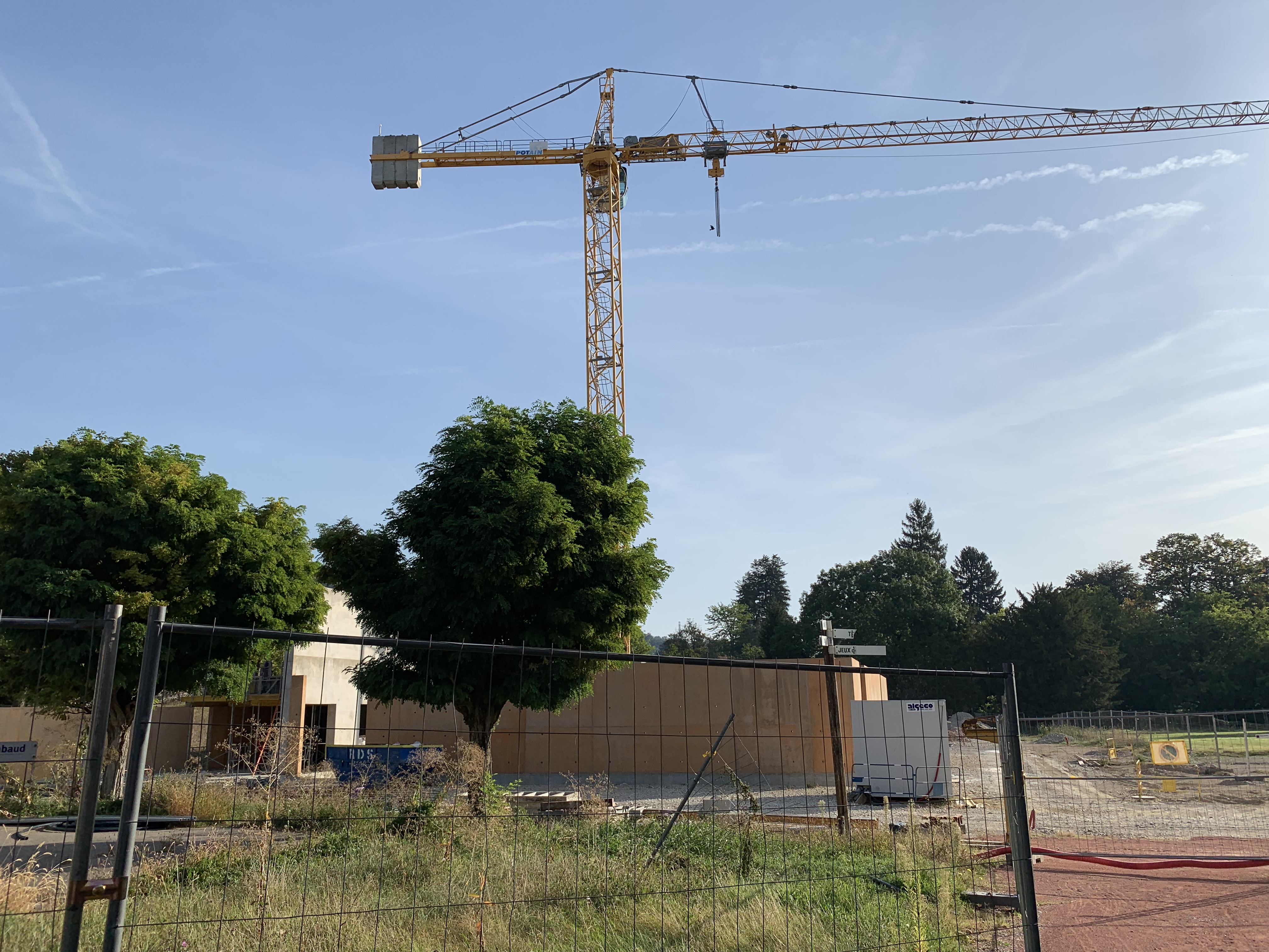Numărul autorizațiilor de construire pentru locuințe a scăzut cu 12,2% în primele opt luni ale anului