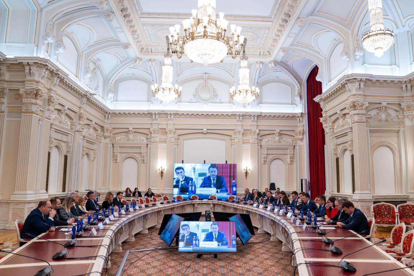 Siegfried Mureșan prezintă programul de guvernare în Parlament: reforme administrative și reducerea TVA