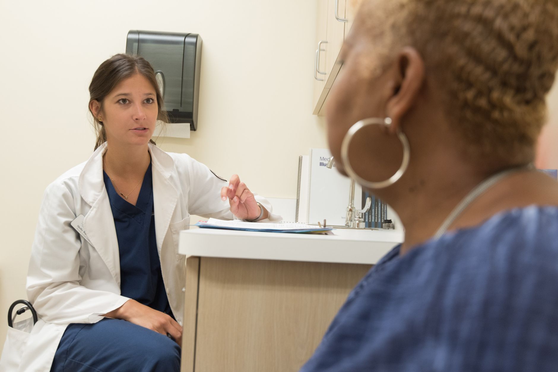 Terapia hormonală poate ameliorare bufeurile și transpirațiile nocturne în timpul menopauzei