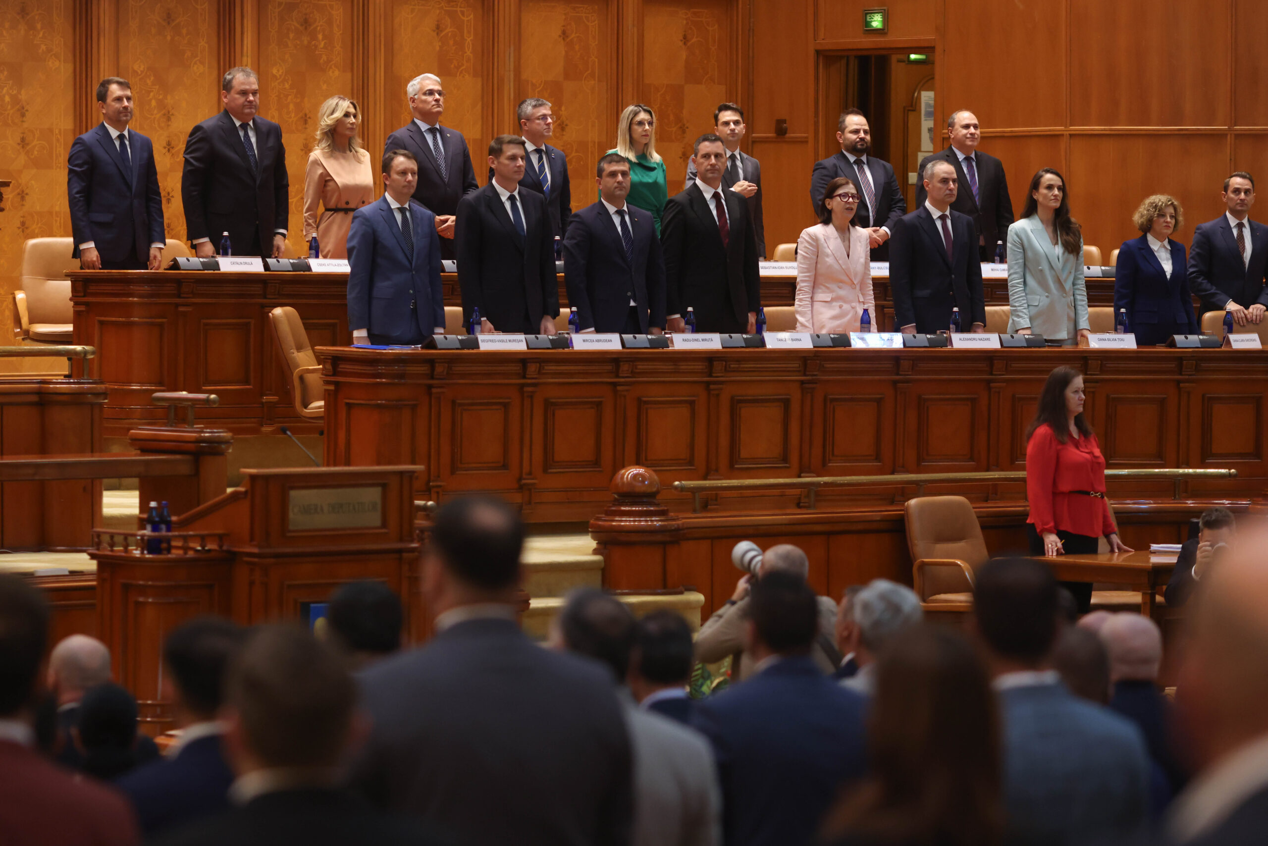 Guvernul Mureșan a eșuat la votul de învestire. Partidele propun alegeri anticipate sau o nouă nominalizare