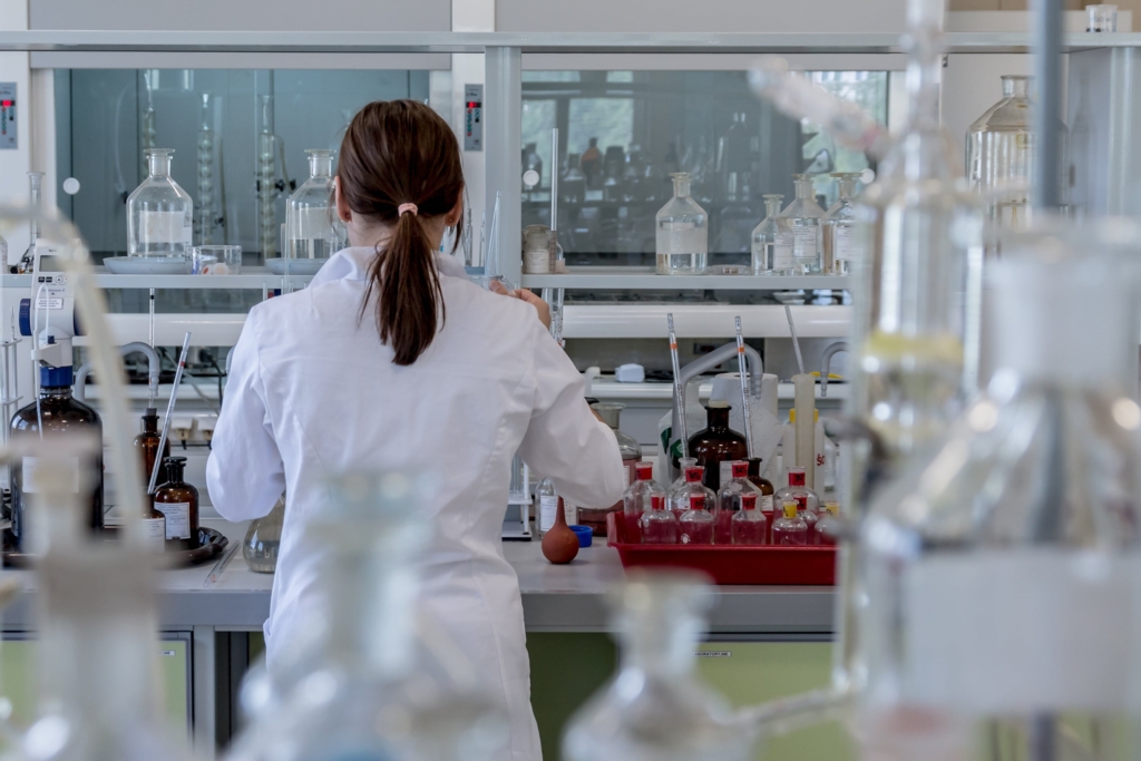 Ministerul Educației lansează burse de cercetare postdoctorale pentru tinerii doctori