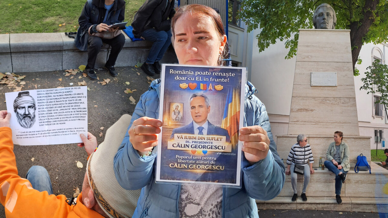 Sute de susținători ai lui Călin Georgescu protestează în fața Arestului Central din București