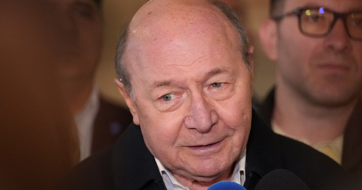 Traian Băsescu critică ritmul consultărilor politice după respingerea Guvernului Mureșan