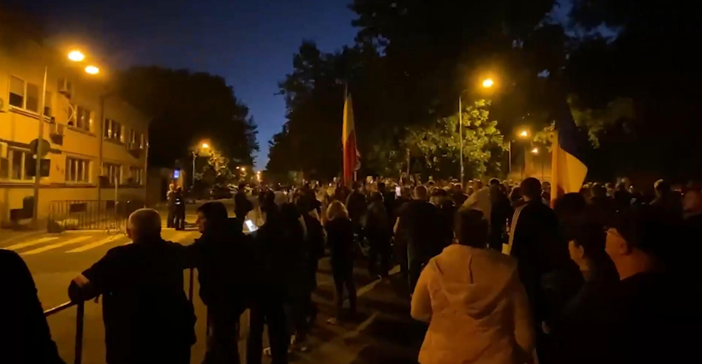Proteste nocturne în fața arestului central pentru eliberarea lui Călin Georgescu
