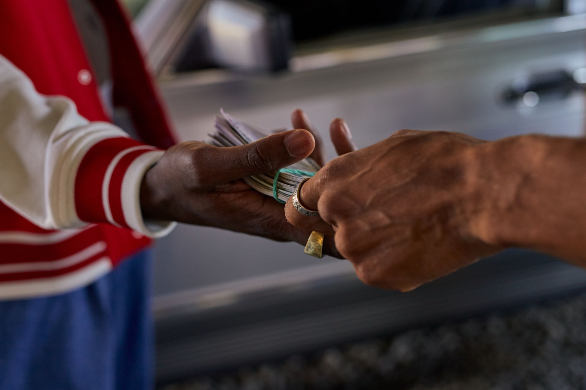 Calendarul plăților pentru pensii în octombrie 2026: când primesc banii cei cu card și cei prin Poșta Română