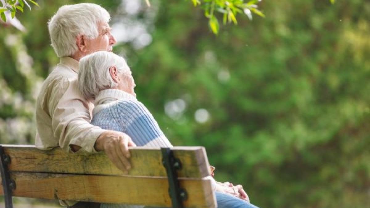 Beneficii și reduceri pentru pensionari în 2026: transport, tratament balnear și ajutoare financiare