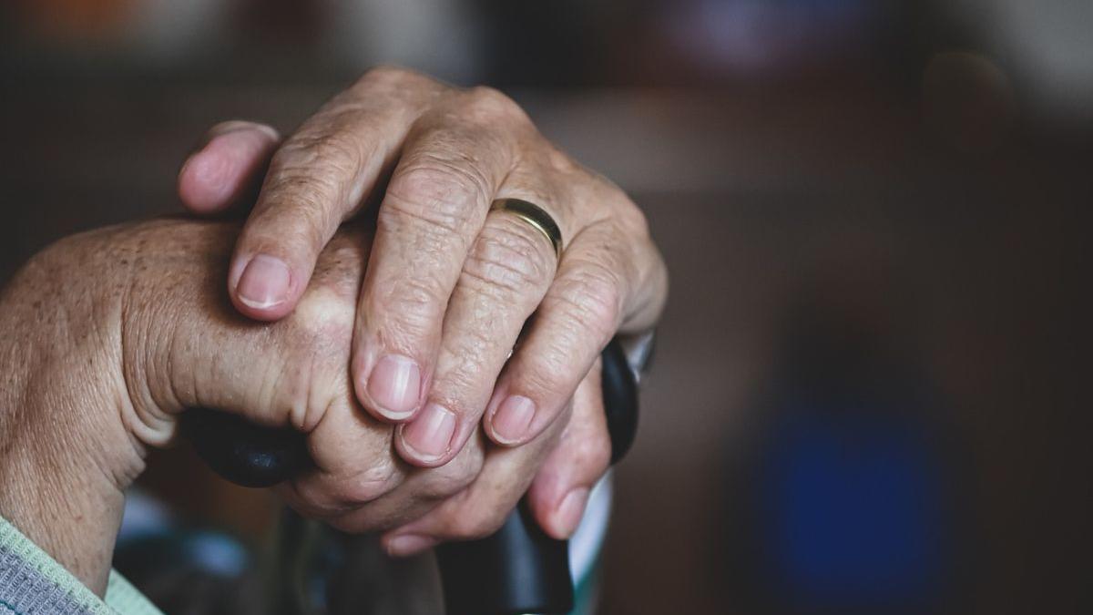 România se confruntă cu o criză a singurătății: peste un milion de seniori locuiesc singuri