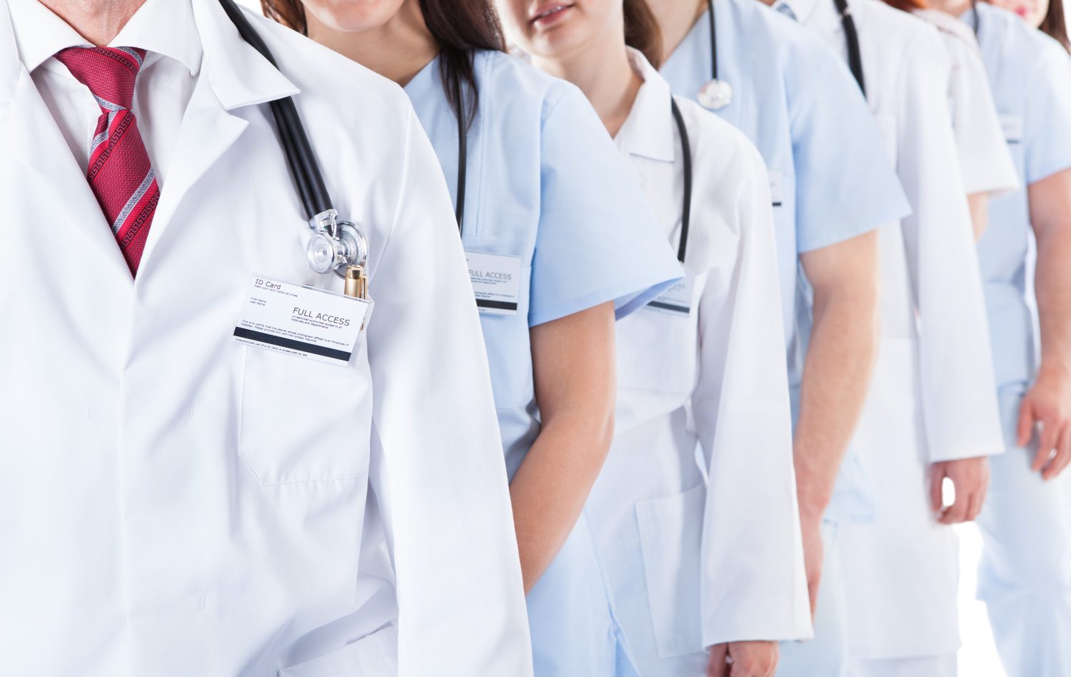 Majoritatea cadrelor medicale preferă sistemul public de sănătate dacă salariile sunt identice