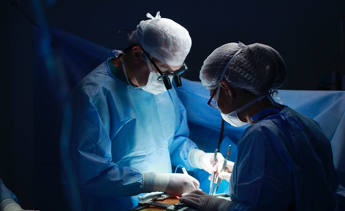 Echipa de medici din Iași a reușit transplantul rinichilor unui donator de 70 de ani