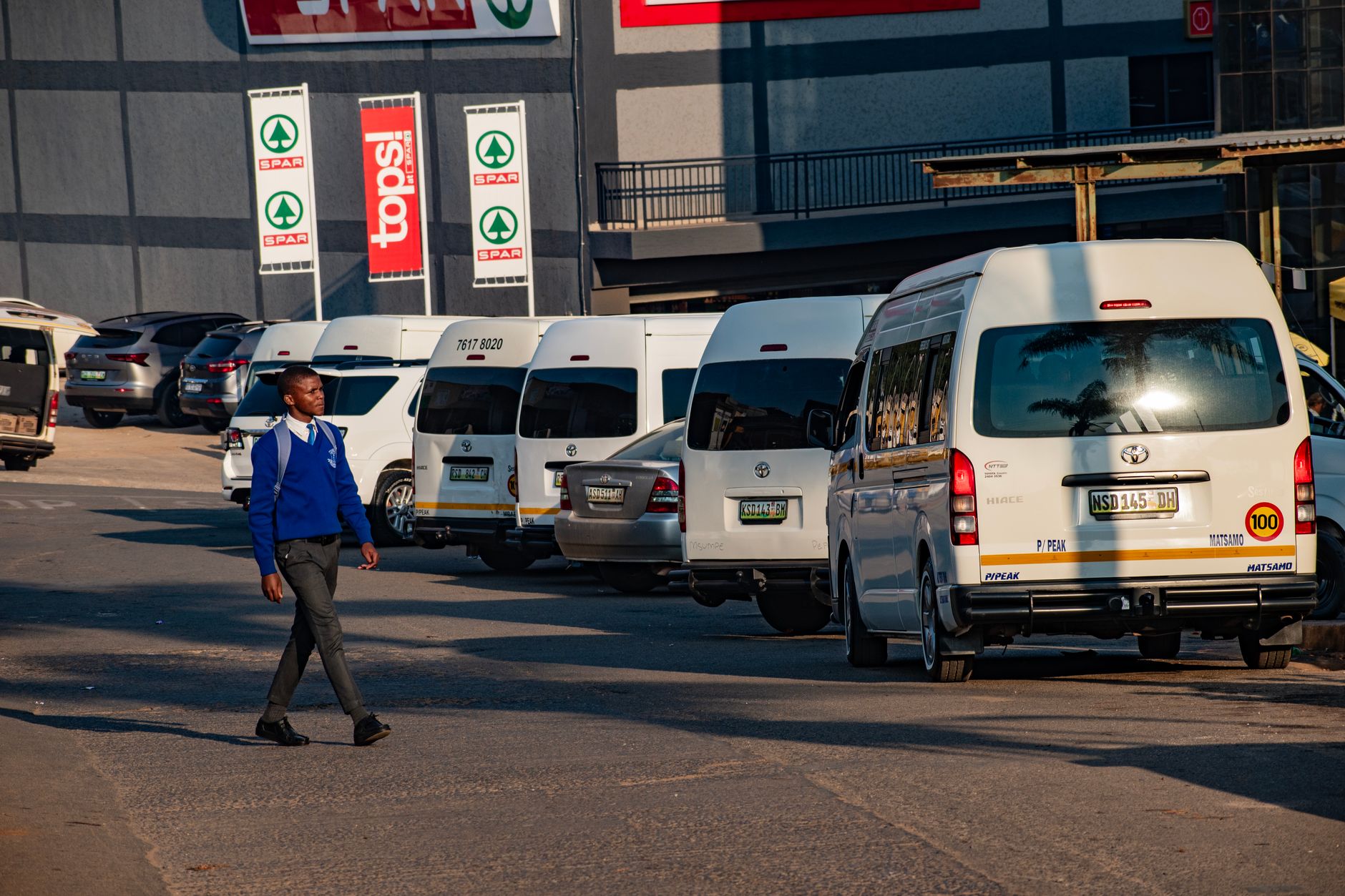 Transportul electric din Vicovu de Sus este nefuncțional: 10 microbuze electrice stau nefolosite